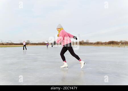 Patinage sur glace sur les marais surgelés Walthamstow dans l'est de Londres Banque D'Images