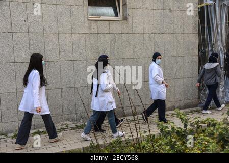 Beyrouth, Liban, 14 février 2021. Le personnel de santé se promenant jusqu'au nouveau centre de vaccination de l'hôpital universitaire de Rafik Hariri pour obtenir les vaccins Covid-19 alors que le Liban commence à déployer son programme de vaccination. Elizabeth FITT crédit: Elizabeth FITT/Alay Live News Banque D'Images