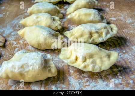 Boulettes polonaises brutes faites maison sur une planche de bois, gros plan Banque D'Images