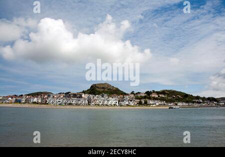 Le château de Deganwy et le Vardre vus des Beacons près Conwy Quays Marina Conwy Snowdonia Nord du pays de Galles Banque D'Images