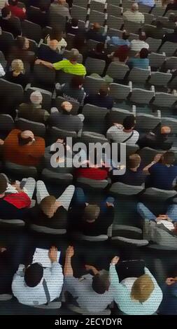 Audience dans un théâtre, un concert. Spectateurs regardant l'émission. Banque D'Images