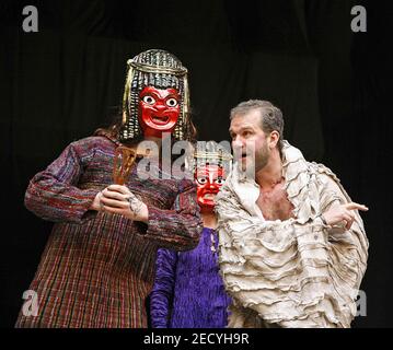 l-r: Richard Riddell (Chiron), Geraldine Alexander (Tamora), Douglas Hodge (Titus Andronicus) dans TITUS ANDRONICUS par Shakespeare au Shakespeare's Globe, Londres SE1 30/05/2006 conception: William Dudley réalisateur / 'Master of Play': Lucy Bailey Banque D'Images