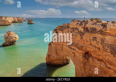 Côte de l'Algarve à Faro à partir de la falaise au-dessus de Praia da Marinha, Portugal Banque D'Images