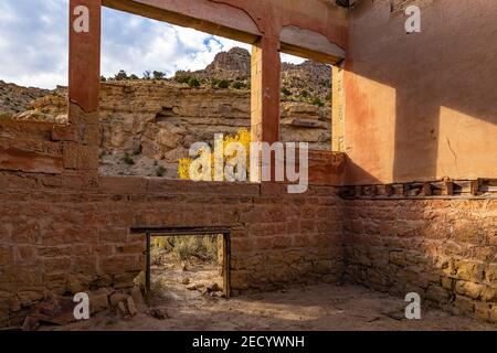 Bâtiment abandonné de la compagnie de pierre et de bois d'œuvre dans l'ancienne ville fantôme de l'exploitation minière du charbon de Sego, Utah, États-Unis Banque D'Images