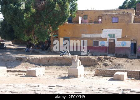 Sphinx Alley dans le centre de Louxor en Egypte Banque D'Images