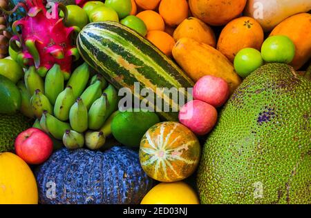 Fond de fruits tropicaux. Photo de gros plan de fruits exotiques crus et mûrs. Papier peint végétarien. Une alimentation saine. Papaye jaune et mangue. Jackfruit vert et b Banque D'Images