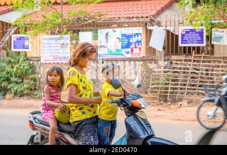 Siem Reap, Cambodge - 28 mars 2018 : mère avec de petits enfants à moto. Famille sur une seule moto. Voyage au Cambodge photo scène. La vie quotidienne Banque D'Images