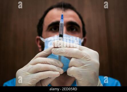 Beyrouth, Liban. 14 février 2021. Un travailleur de la santé prépare une dose du vaccin coronavirus Pfizer/BioNTech (COVID-19) au centre médical de l'Université américaine. Le Liban a reçu hier, samedi, le premier lot de vaccins. Credit: Marwan Naamani/dpa/Alamy Live News Banque D'Images