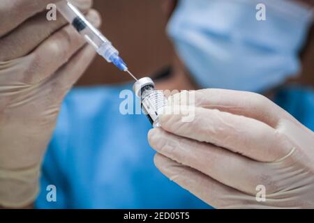 Beyrouth, Liban. 14 février 2021. Un travailleur de la santé prépare une dose du vaccin coronavirus Pfizer/BioNTech (COVID-19) au centre médical de l'Université américaine. Le Liban a reçu hier, samedi, le premier lot de vaccins. Credit: Marwan Naamani/dpa/Alamy Live News Banque D'Images