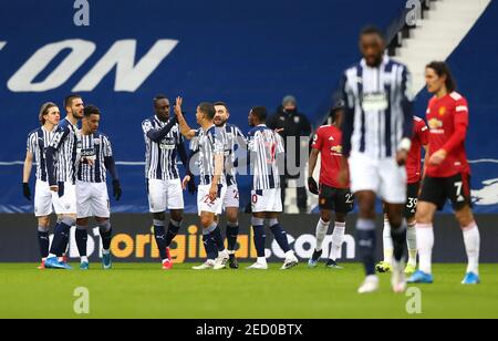 West Bromwich Mbaye Diagne d'Albion (quatrième à gauche) célèbre le premier but du match de sa partie lors du match de la Premier League aux Hawthorns, West Bromwich. Date de la photo: Dimanche 14 février 2021. Banque D'Images