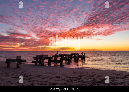 Des nuages de Cirrocumulus colorés au coucher du soleil sur la jetée de Jurien Bay Banque D'Images