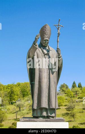 Le sanctuaire de Marija Bistrica, Croatie, Europe. Marija Bistrica est le plus grand sanctuaire Marian de Croatie, est situé dans la partie sud-est de la Croatie Zagorje sur les pentes nord de la montagne au-dessus de Zagreb est à environ quarante kilomètres de la capitale. La statue dédiée au Pape Jean-Paul II (Karol Wojtyla), qui, le 3 octobre 1998, a visité le sanctuaire et célébré la messe de béatification du martyr Alojzije Stepinac, archevêque de Zagreb et cardinal de la Sainte Eglise romaine. Banque D'Images