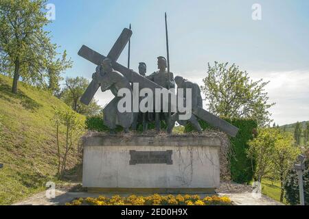 Le sanctuaire de Marija Bistrica, Croatie, Europe. Marija Bistrica est le plus grand sanctuaire Marian de Croatie, est situé dans la partie sud-est de la Croatie Zagorje sur les pentes nord de la montagne au-dessus de Zagreb est à environ quarante kilomètres de la capitale. La colline du chemin de la Croix avec des monuments situés à chaque étape. Station 4 - Jésus est aidé à porter la croix par Simon de Cyrène. Banque D'Images