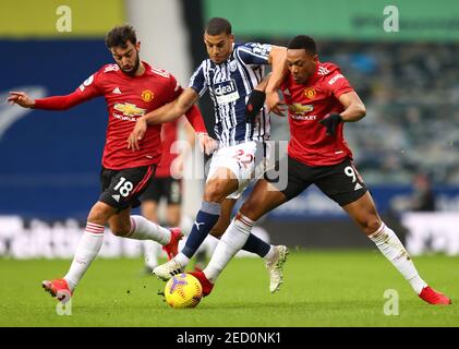 Lee Peltier, de Manchester United, de Bruno Fernandes West Bromwich Albion, et Anthony Martial, de Manchester United, se battent pour le ballon lors du match de la Premier League aux Hawthorns, West Bromwich. Date de la photo: Dimanche 14 février 2021. Banque D'Images