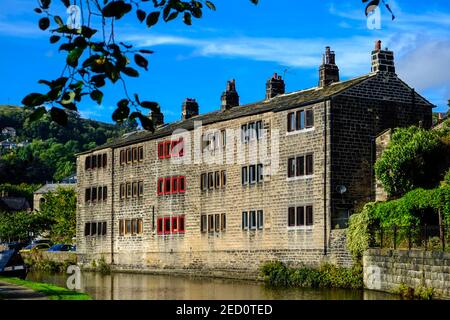 Weavers Cottages le long du canal Rochdale, Hebden Bridge, West Yorkshire Banque D'Images