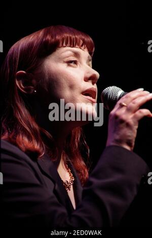 Suzanne Vega en concert au Cambridge Corn Exchange, Cambridge, Royaume-Uni. 9 février 1997 Banque D'Images