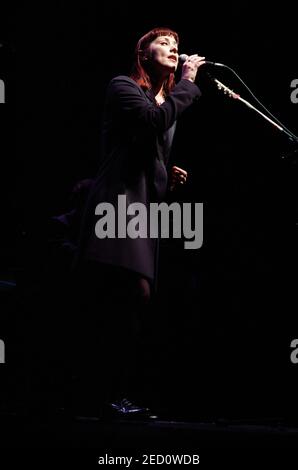 Suzanne Vega en concert au Cambridge Corn Exchange, Cambridge, Royaume-Uni. 9 février 1997 Banque D'Images