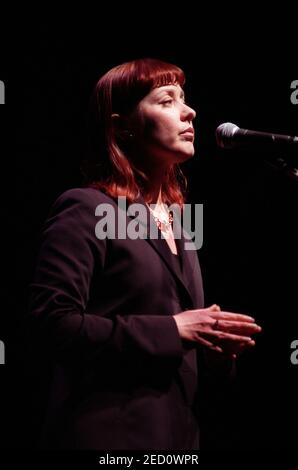 Suzanne Vega en concert au Cambridge Corn Exchange, Cambridge, Royaume-Uni. 9 février 1997 Banque D'Images