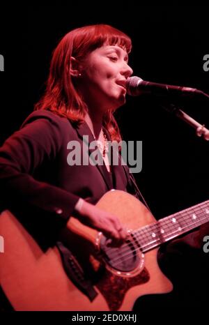 Suzanne Vega en concert au Cambridge Corn Exchange, Cambridge, Royaume-Uni. 9 février 1997 Banque D'Images