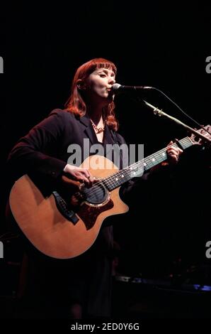 Suzanne Vega en concert au Cambridge Corn Exchange, Cambridge, Royaume-Uni. 9 février 1997 Banque D'Images