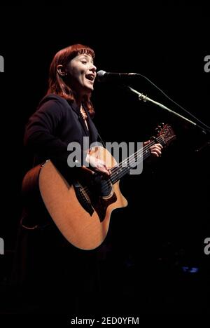 Suzanne Vega en concert au Cambridge Corn Exchange, Cambridge, Royaume-Uni. 9 février 1997 Banque D'Images