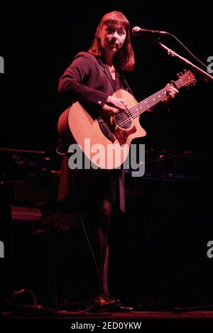 Suzanne Vega en concert au Cambridge Corn Exchange, Cambridge, Royaume-Uni. 9 février 1997 Banque D'Images