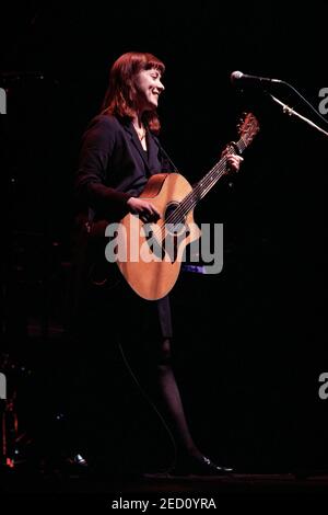 Suzanne Vega en concert au Cambridge Corn Exchange, Cambridge, Royaume-Uni. 9 février 1997 Banque D'Images