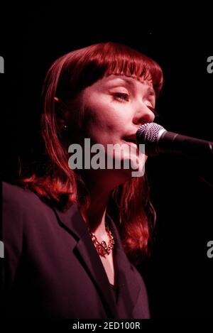 Suzanne Vega en concert au Cambridge Corn Exchange, Cambridge, Royaume-Uni. 9 février 1997 Banque D'Images