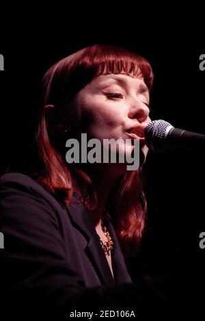 Suzanne Vega en concert au Cambridge Corn Exchange, Cambridge, Royaume-Uni. 9 février 1997 Banque D'Images