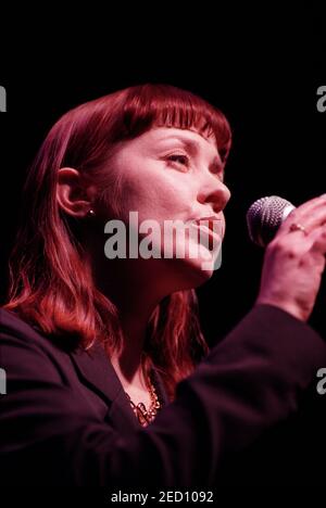 Suzanne Vega en concert au Cambridge Corn Exchange, Cambridge, Royaume-Uni. 9 février 1997 Banque D'Images