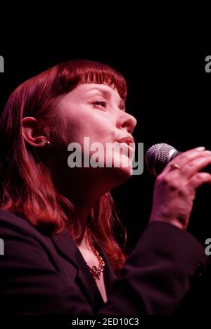 Suzanne Vega en concert au Cambridge Corn Exchange, Cambridge, Royaume-Uni. 9 février 1997 Banque D'Images