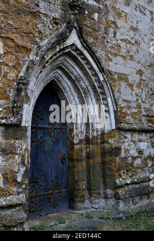Ancienne porte de l'église du château de Broughton, Angleterre, Grande-Bretagne Banque D'Images
