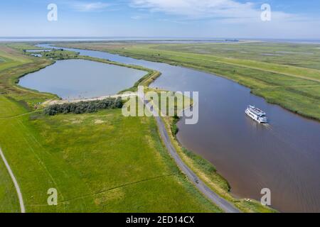 Tir de drone avec paysage au Leyhoerner-Sieltief et navire de tourisme, Greetsiel, Basse-Saxe, Allemagne Banque D'Images