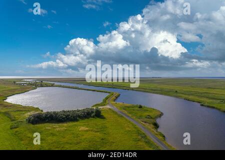 Image de drone, paysage au Leyhoerner-Sieltief, Greetsiel, Basse-Saxe, Allemagne Banque D'Images