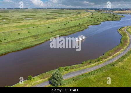 Tir de drone avec paysage au Leyhoerner-Sieltief et navire de tourisme, Greetsiel, Basse-Saxe, Allemagne Banque D'Images