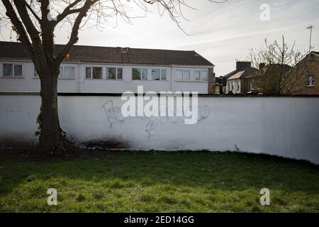 Coronavirus: Graffiti mural «FUXK COVID» exposé près d'une banlieue résidentielle à Seven Sisters, Londres, Royaume-Uni. Banque D'Images