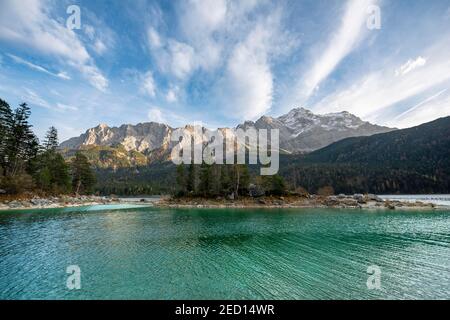 Lac d'Eibsee avec massif de Zugspitze et Zugspitze, montagnes de Wetterstein, près de Grainau, haute-Bavière, Bavière, Allemagne Banque D'Images