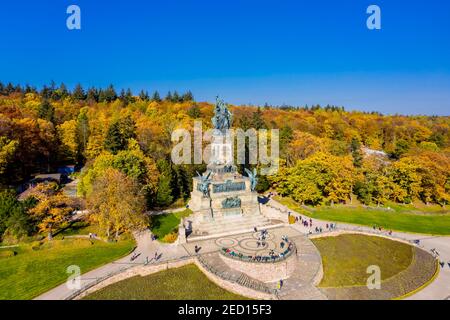 Vue aérienne, Monument Niederwald dans les vignobles d'automne, site classé au patrimoine mondial de l'UNESCO, Ruedesheim, vallée du Haut-Rhin moyen, Hesse, Allemagne Banque D'Images