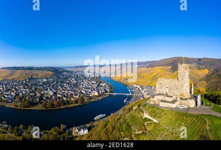 Vue aérienne des ruines du château Landshut au-dessus de la Moselle, Bernkastel-Kues, Moselle, Rhénanie-Palatinat, Allemagne Banque D'Images