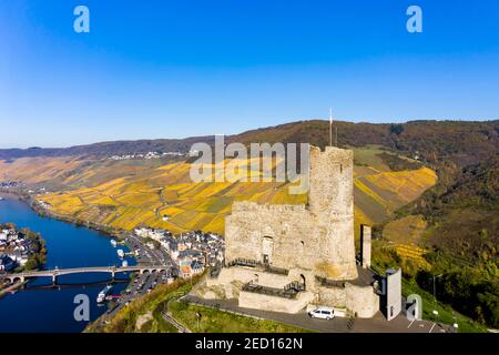 Vue aérienne des ruines du château Landshut au-dessus de la Moselle, Bernkastel-Kues, Moselle, Rhénanie-Palatinat, Allemagne Banque D'Images