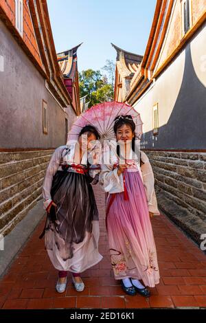 Des femmes habillées locales dans les maisons traditionnelles de style minnan, Shanhou Folk Culture Village, Kinmen Island, Taïwan Banque D'Images