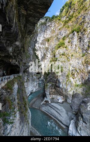 Route sculptée dans les rochers, gorge de Taroko, parc national de Taroko, comté de Hualien, Taïwan Banque D'Images