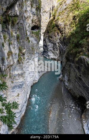 Route sculptée dans les rochers, gorge de Taroko, parc national de Taroko, comté de Hualien, Taïwan Banque D'Images