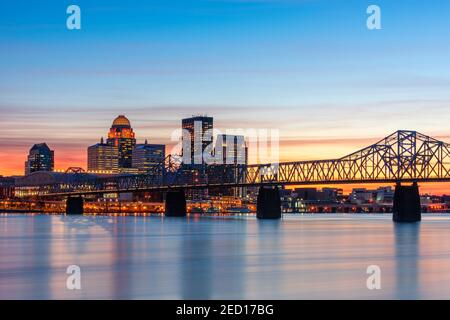 Louisville, Kentucky, États-Unis, vue sur la rivière au crépuscule. Banque D'Images