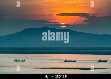 Coucher de soleil sur la rivière Irrawaddy, Bagan, Myanmar Banque D'Images