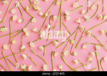 Fleurs plates sur papier rose. Carte de vœux à motif fleuri, petit printemps. Fleurs de printemps blanches sur fond rose. Heureux Womens da Banque D'Images