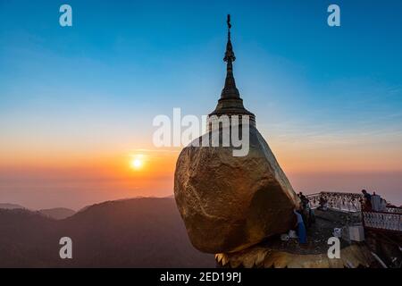 Pagode de Kyaiktiyo, roche dorée au coucher du soleil, état de mon, Myanmar Banque D'Images