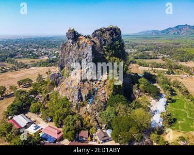 Antenne de Kyauktalon Taung crag avec un temple hindou, près de Mawlamyine, état mon, Myanmar, Mudon, État mon, Myanmar Banque D'Images