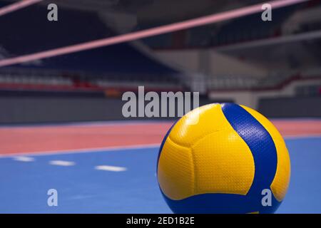 Volley-ball sur fond de parquet en bois flou. Bannière, espace pour le texte, vue rapprochée avec détails. Banque D'Images