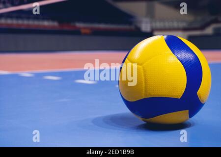 Volley-ball sur fond de parquet en bois flou. Bannière, espace pour le texte, vue rapprochée avec détails. Banque D'Images